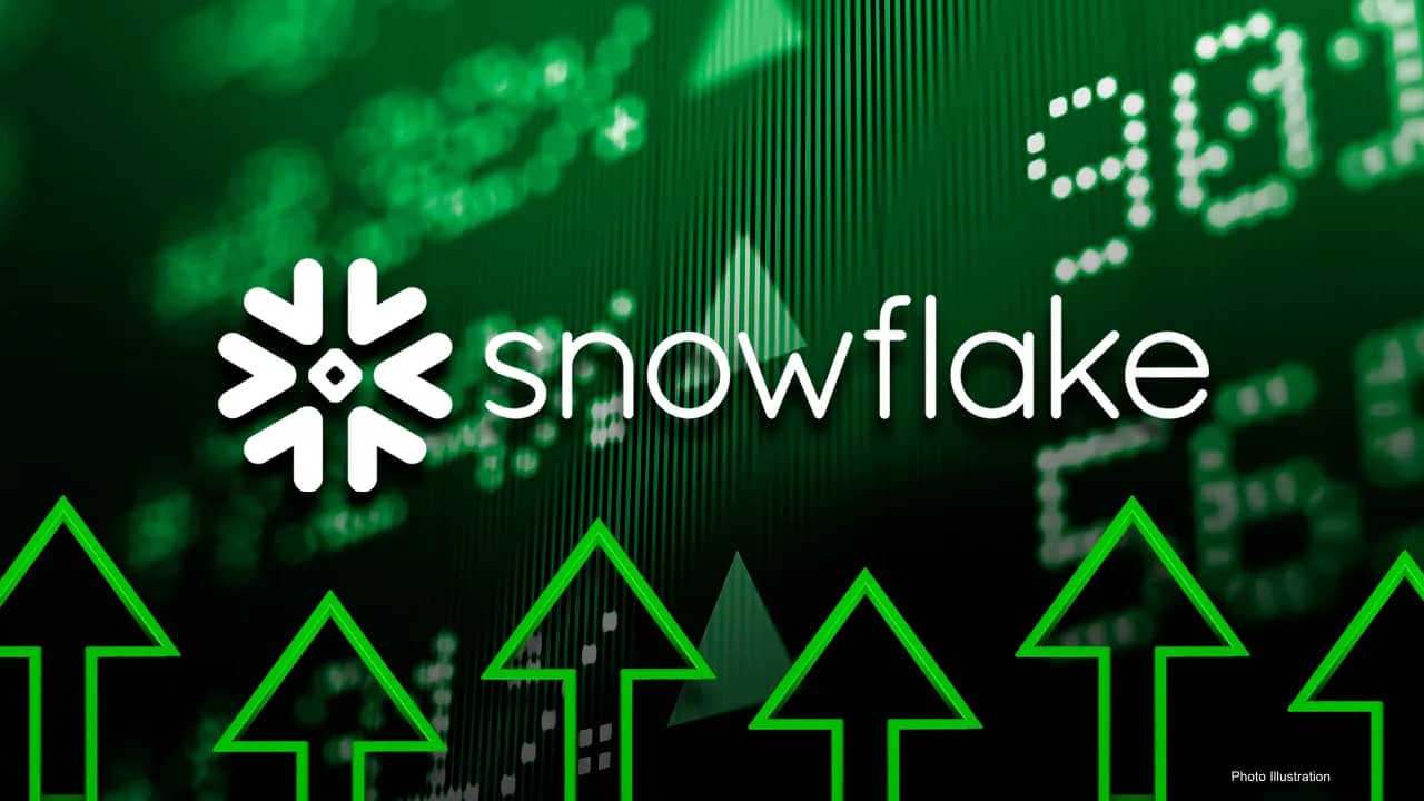 1"Snowflake Beats Q2 Earnings, But Stock Plummets—What's Driving the Decline?"