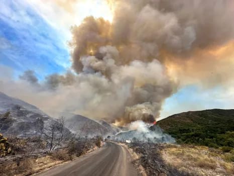 1"Breathtaking Photos Capture the Intensity of the Raging 'Airport Fire' in Orange County"